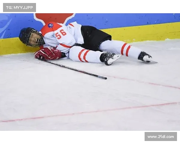 冰球比赛、冰球场上激烈角逐正酣速度与力量碰撞每一秒悬念迭起热血沸腾